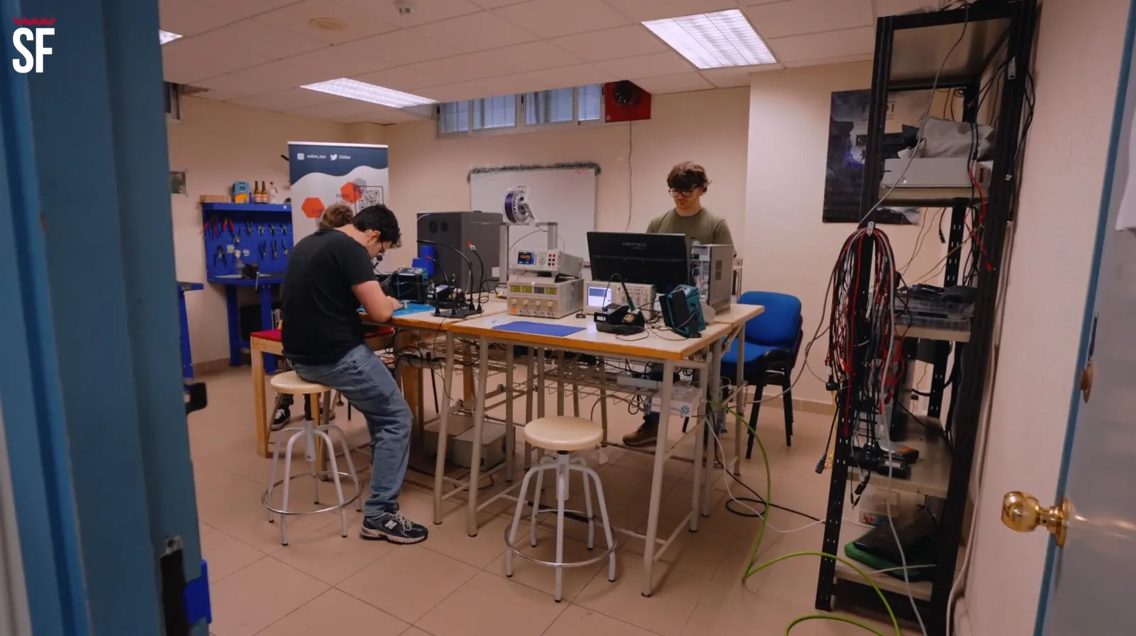 El taller de ESIBot en el Aula de Asociaciones