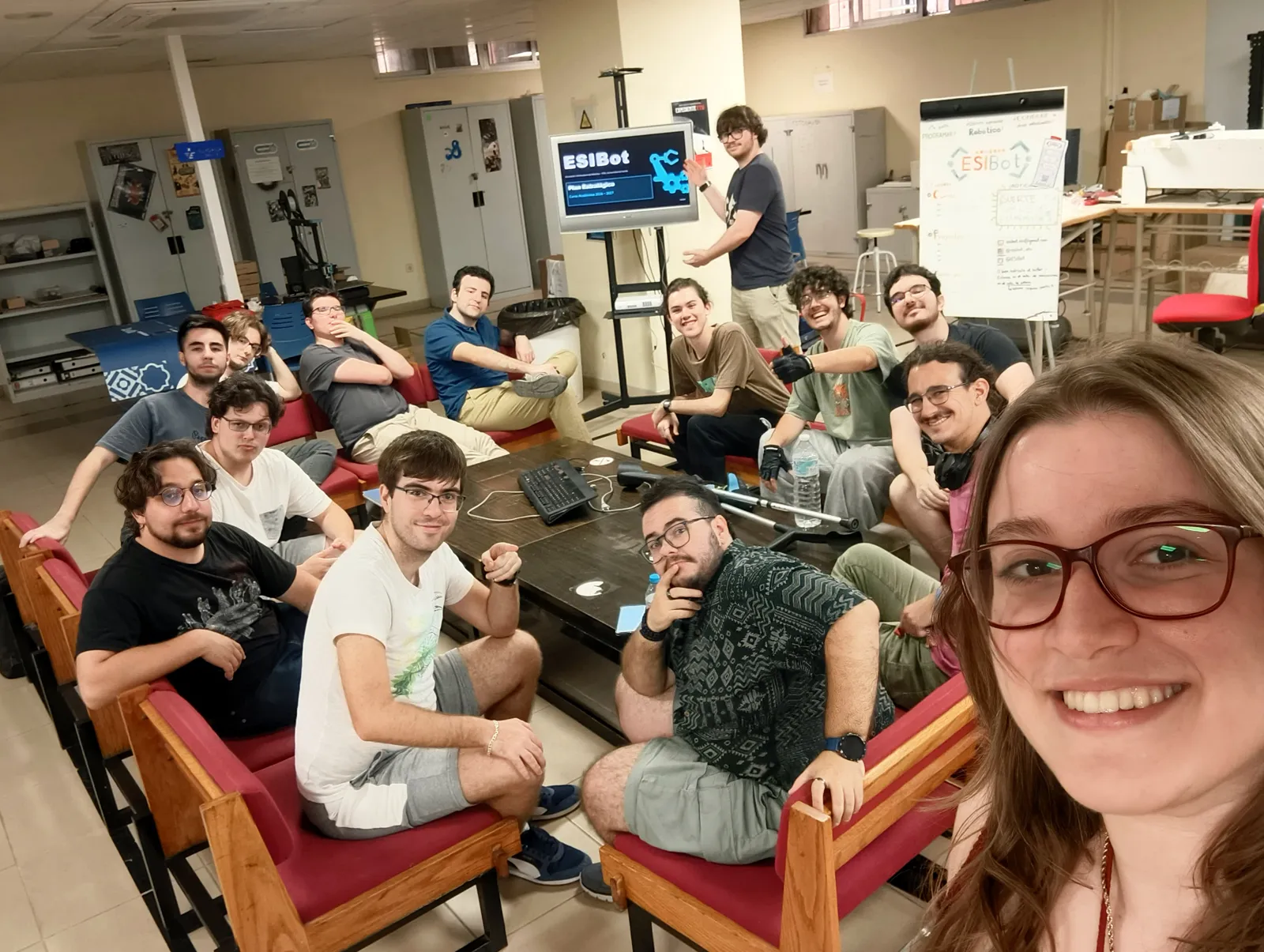 Miembros de ESIBot reunidos en el taller