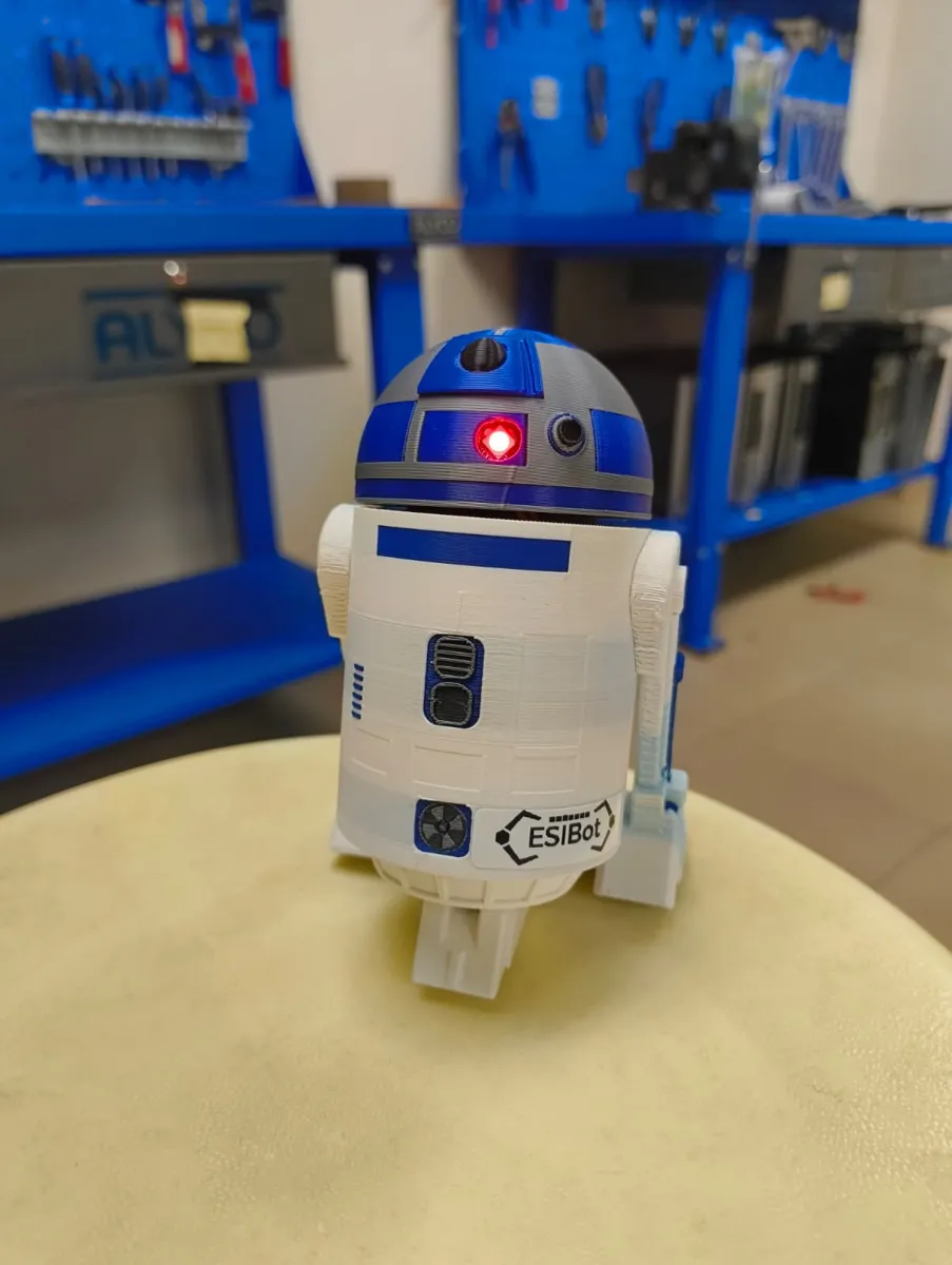 Réplica de R2-D2 construida en el taller de ESIBot